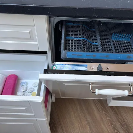 Apartment New 5 - Self Check In With Parking Included *