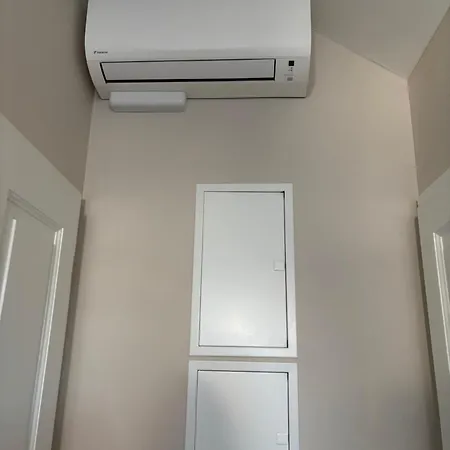New Apartment 5 - Self Check In With Parking Included Братислава