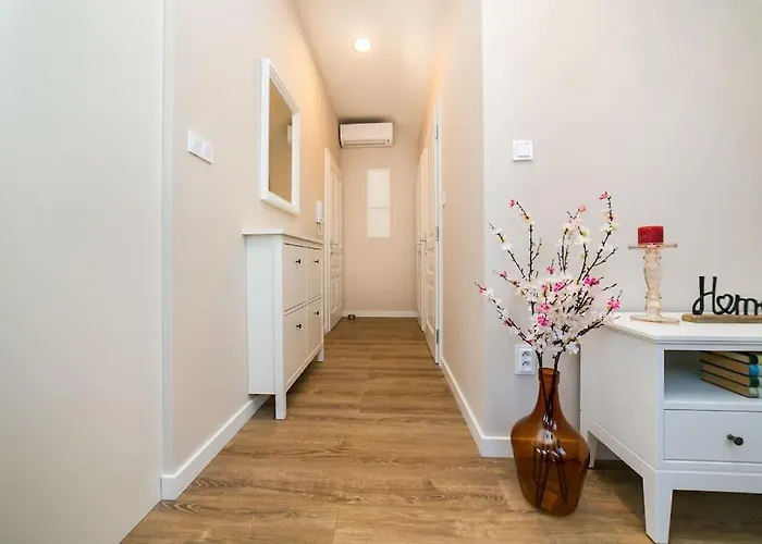 New 5 - Self Check In, With Parking Apartament *